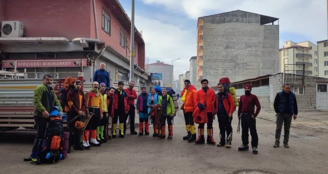 İ̇ranlı Dağcıların “Ağrı Dağı” Macerasına Kar Ve Tipi Engel Oldu