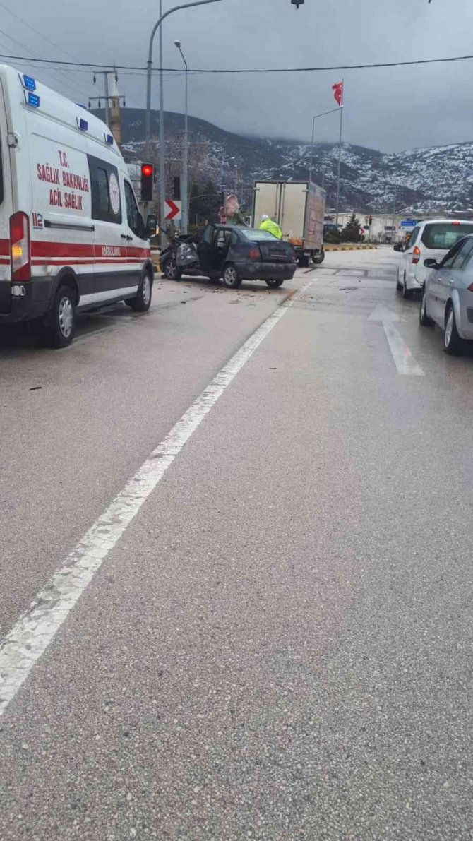 Kırmızı Işıkta Duran Kamyonete Arkadan Çarptı