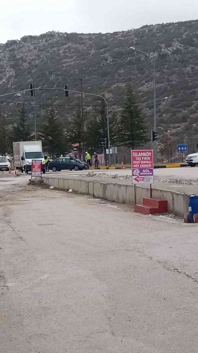 Kırmızı Işıkta Duran Kamyonete Arkadan Çarptı