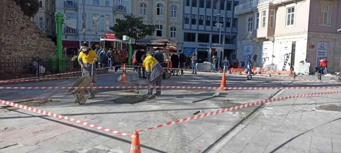 Beyoğlu’da Karla Mücadele Çalışmalarında Hasar Gören Yollar Onarılıyor