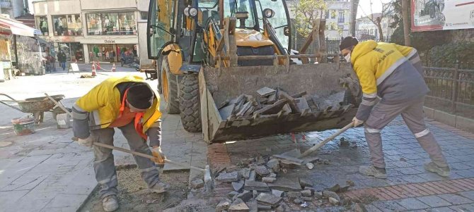 Beyoğlu’da Karla Mücadele Çalışmalarında Hasar Gören Yollar Onarılıyor