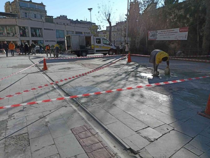 Beyoğlu’da Karla Mücadele Çalışmalarında Hasar Gören Yollar Onarılıyor