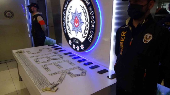 Atm’ye Sahte Dolar Yatırıp Gerçek Para Çeken Şüphelilerden 2’si Tutuklandı