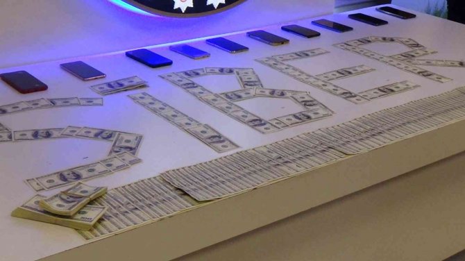 Atm’ye Sahte Dolar Yatırıp Gerçek Para Çeken Şüphelilerden 2’si Tutuklandı