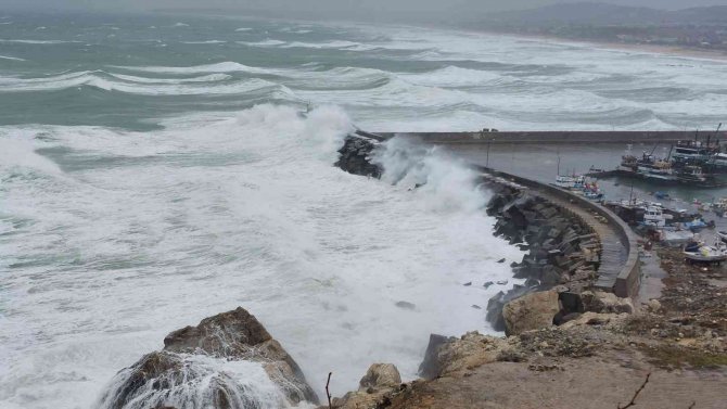 Karaburun’da Dev Dalgalar Oluştu, Balıkçılar Denize Açılamadı