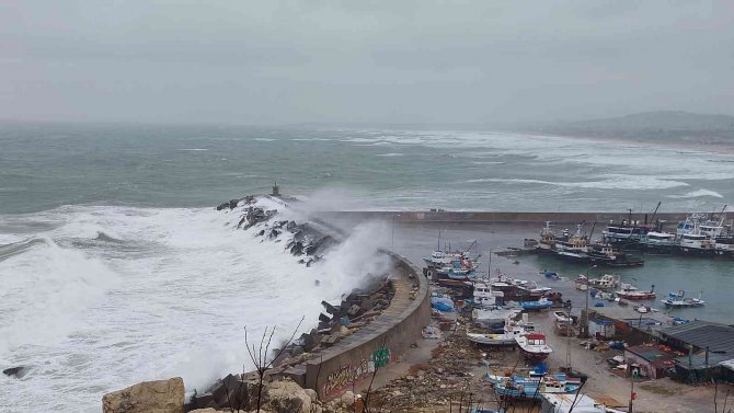 Karaburun’da Dev Dalgalar Oluştu, Balıkçılar Denize Açılamadı