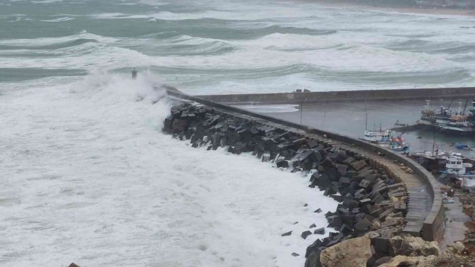 Karaburun’da Dev Dalgalar Oluştu, Balıkçılar Denize Açılamadı