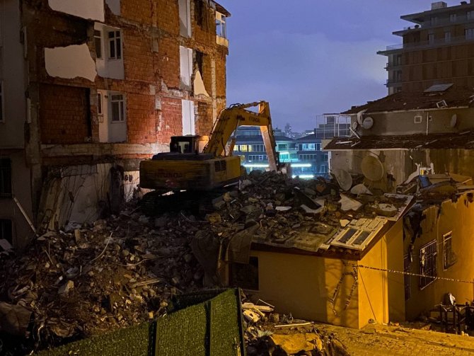 Üsküdar’da Patlama Yaşanan Bina İş Makinalarıyla Yıkıldı