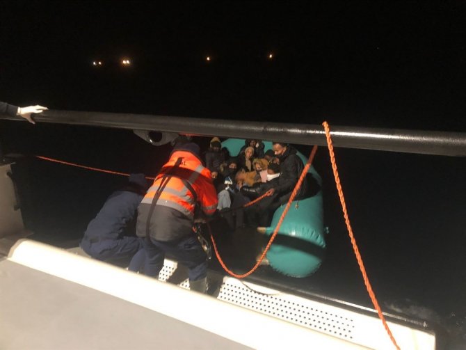 İ̇zmir Açıklarında 21 Göçmen Kurtarıldı, 15 Göçmen Yakalandı