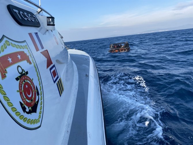 İ̇zmir Açıklarında 21 Göçmen Kurtarıldı, 15 Göçmen Yakalandı