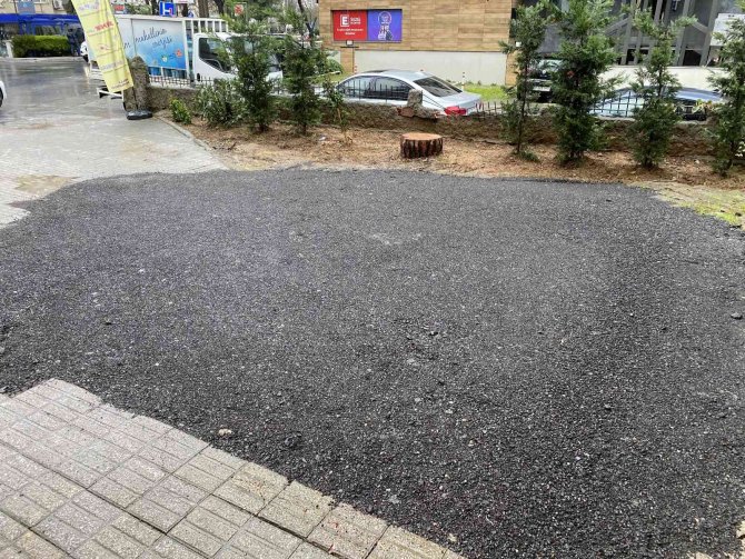 Kadıköy’de Zeminin Çökmesi İle Çukura Düşen Dükkan Sahibi: "30 Dakika Çukurda Kaldım"