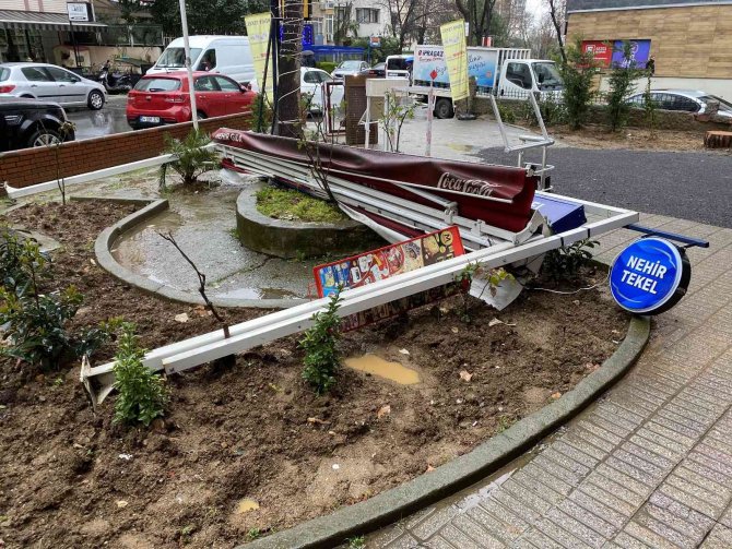 Kadıköy’de Zeminin Çökmesi İle Çukura Düşen Dükkan Sahibi: "30 Dakika Çukurda Kaldım"