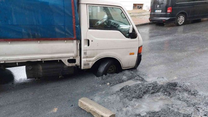 Kamyonet İ̇ski̇’nin Toprakla Doldurduğu Çukura Saplandı