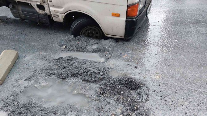 Kamyonet İ̇ski̇’nin Toprakla Doldurduğu Çukura Saplandı