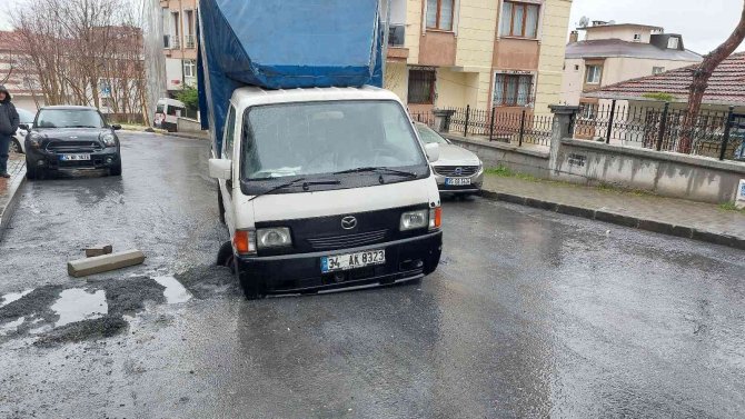 Kamyonet İ̇ski̇’nin Toprakla Doldurduğu Çukura Saplandı