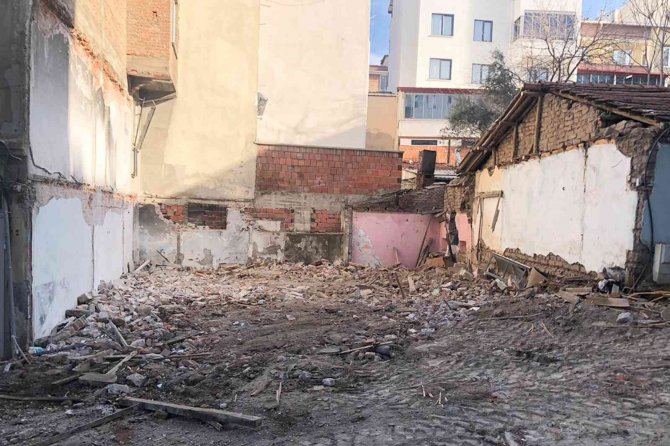 Karacabey’de Metruk Binalar Bir Bir Yıkılıyor