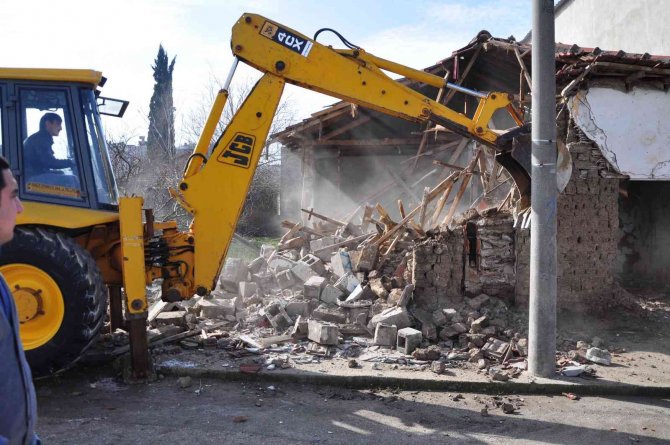 Karacabey’de Metruk Binalar Bir Bir Yıkılıyor