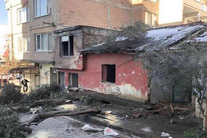 Karacabey’de Metruk Binalar Bir Bir Yıkılıyor