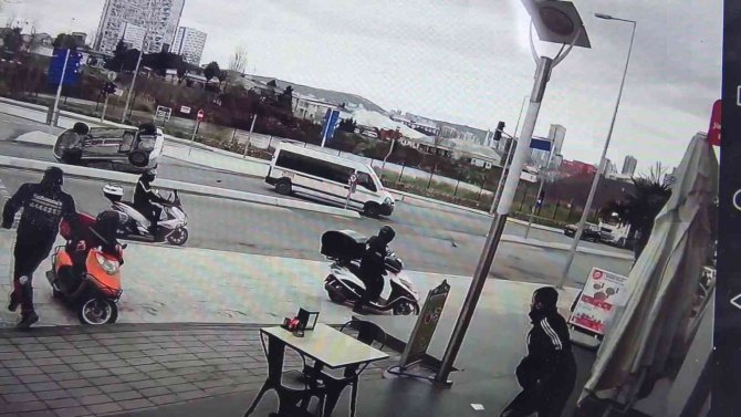 Kartal’da Okul Servisiyle Çarpışan Otomobil Savrulup Yan Yattı