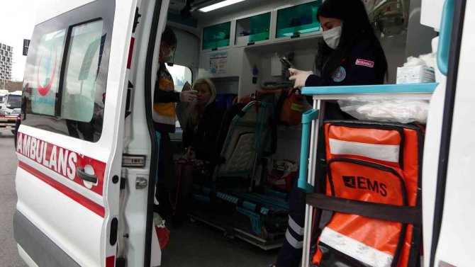 Kartal’da Okul Servisiyle Çarpışan Otomobil Savrulup Yan Yattı
