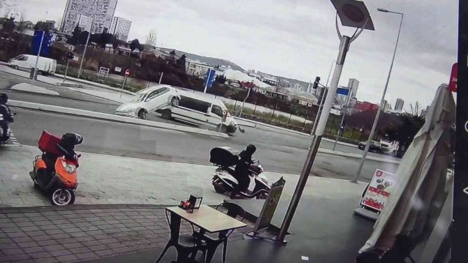 Kartal’da Okul Servisiyle Çarpışan Otomobil Savrulup Yan Yattı