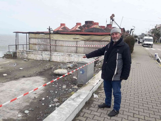 Dev Dalgalara Dayanamayan Kaldırım Çöktü