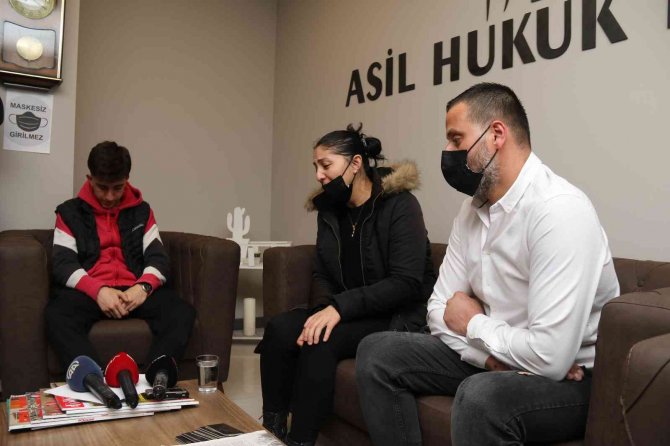 Eşini Ve Kızını Bıçaklayanı Engellemek İsterken Tutuklandı
