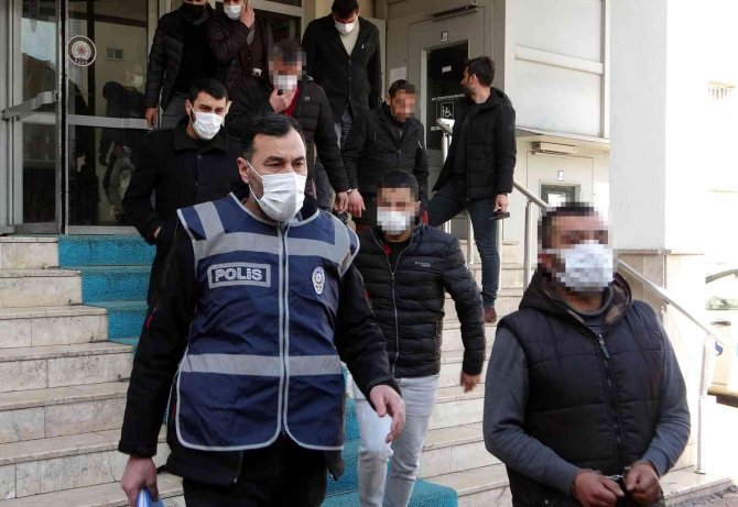 Polise Yakalanmamak İçin Kanepe İle Duvar Arasına Saklandı