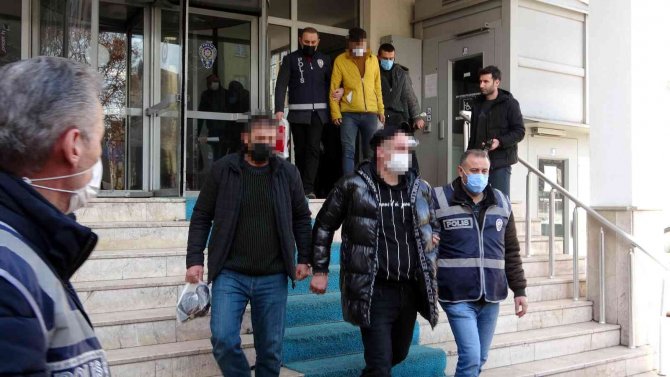 Polise Yakalanmamak İçin Kanepe İle Duvar Arasına Saklandı