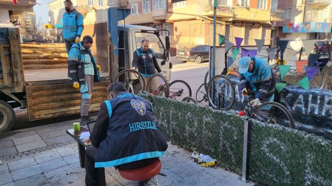 Kayseri’de Hırsızlık Operasyonu: 20 Kamyonet Çalıntı Malzeme Ele Geçirildi