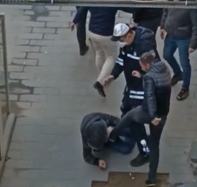 Yanlış Anlaşılınca Cadde Ortasında Tekme Tokat Darp Edildi