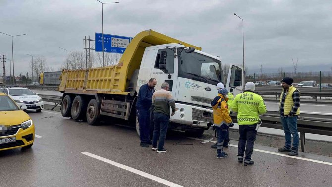 Otomobile Çarpmamak İçin Manevra Yapınca Bariyerlere Girdi