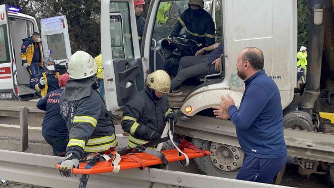Otomobile Çarpmamak İçin Manevra Yapınca Bariyerlere Girdi