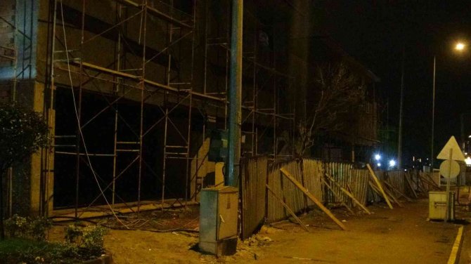 İ̇nşaat Alanında Görev Yapan Bekçi Hırsızlar Tarafından Bıçaklandı