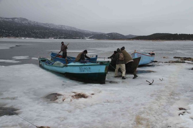 Donan Gölde Adada Mahsur Kalan Besiciler, Dönüş Yolunda Tekneleri Buzlar Arasında Sıkışınca Kurtarıldı