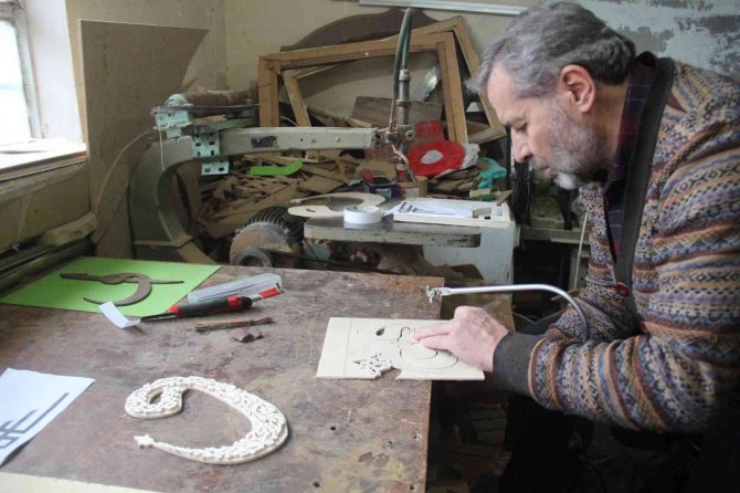 Ahşabı Dantel Gibi İşliyor