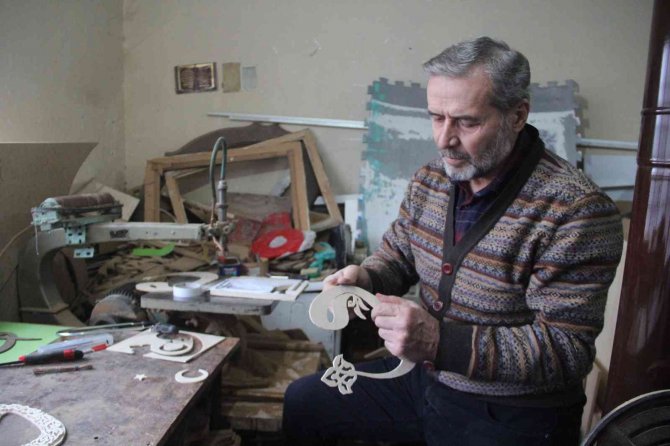 Ahşabı Dantel Gibi İşliyor