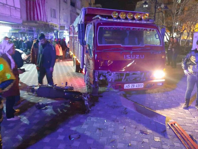 Manisa’da Kamyonet Motosikletle Çarpıştı: 1 Ölü, 1 Ağır Yaralı