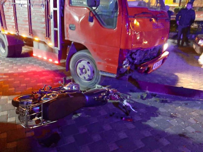 Manisa’da Kamyonet Motosikletle Çarpıştı: 1 Ölü, 1 Ağır Yaralı