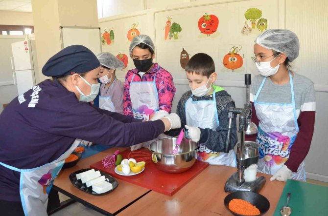 Mersin Büyükşehir Belediyesi Geleceğin Aşçılarını Yetiştiriyor