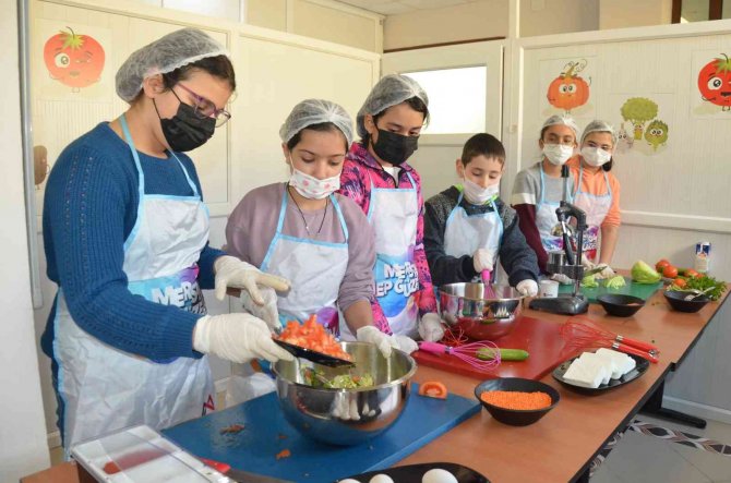 Mersin Büyükşehir Belediyesi Geleceğin Aşçılarını Yetiştiriyor