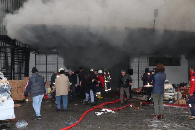 Alışveriş Merkezinde Çıkan Yangın Korkuttu