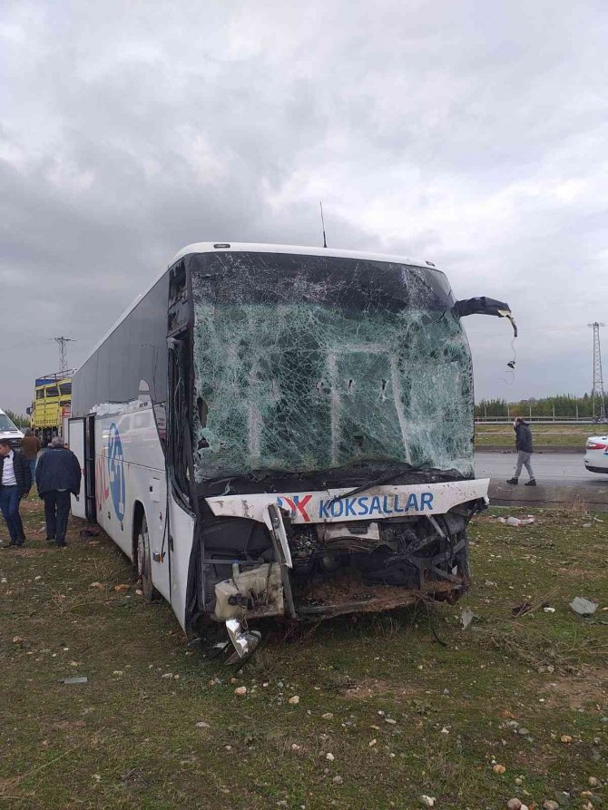 Yolcu Otobüsü Kamyona Çarptı: 9 Yaralı