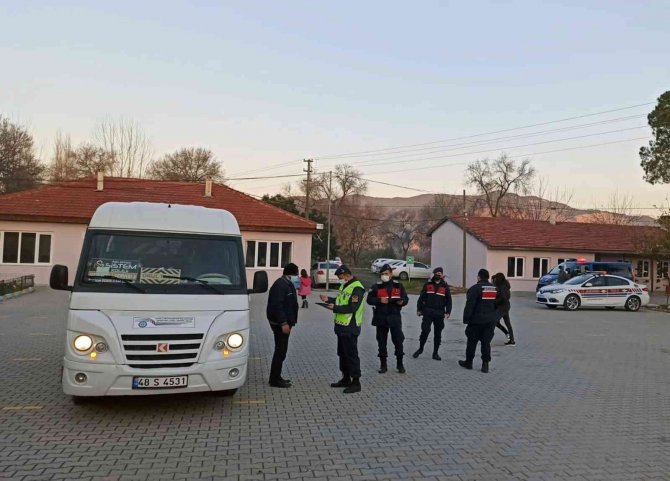 Jandarma’nın ‘Huzur Ve Güven’ Uygulamasında 20 Şahıs Yakalandı