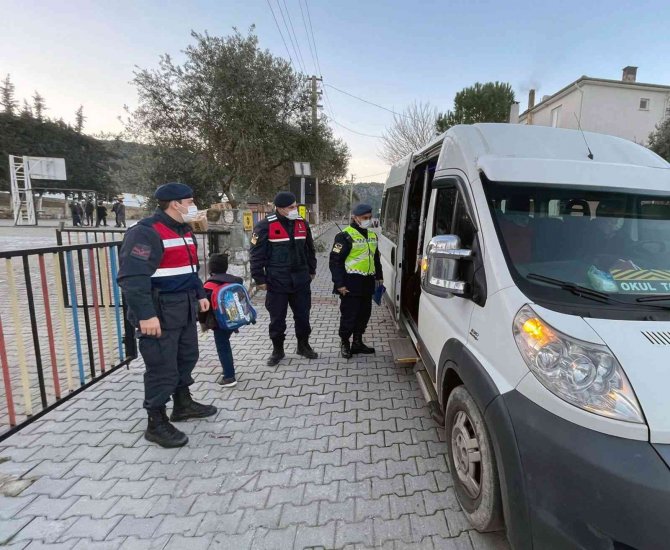 Jandarma’nın ‘Huzur Ve Güven’ Uygulamasında 20 Şahıs Yakalandı