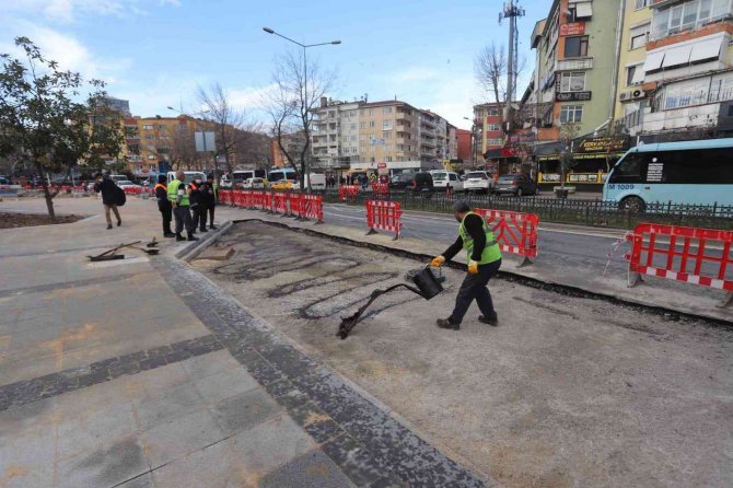 Neyzen Tevfik Meydanı’nda Yenileme Çalışmaları Tüm Hızıyla Devam Ediyor