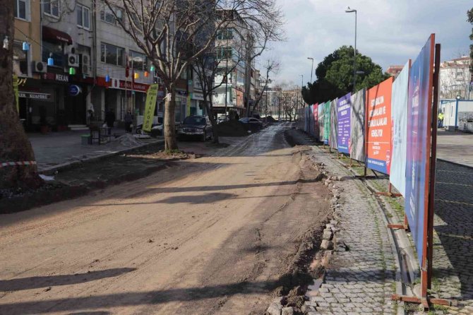 Neyzen Tevfik Meydanı’nda Yenileme Çalışmaları Tüm Hızıyla Devam Ediyor