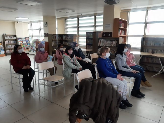 Öğrenciler, Kütüphanede Film Molası Verdi