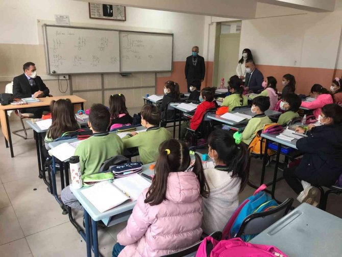 Burhaniye Kaymakamı İ̇lyas Memiş, Hacı Mustafa Müdüroğlu Ortaokulunu Ziyaret Etti