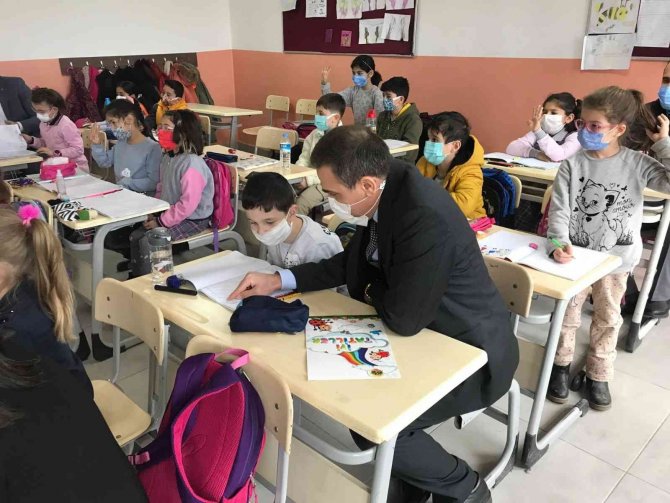 Burhaniye Kaymakamı İ̇lyas Memiş, Hacı Mustafa Müdüroğlu Ortaokulunu Ziyaret Etti